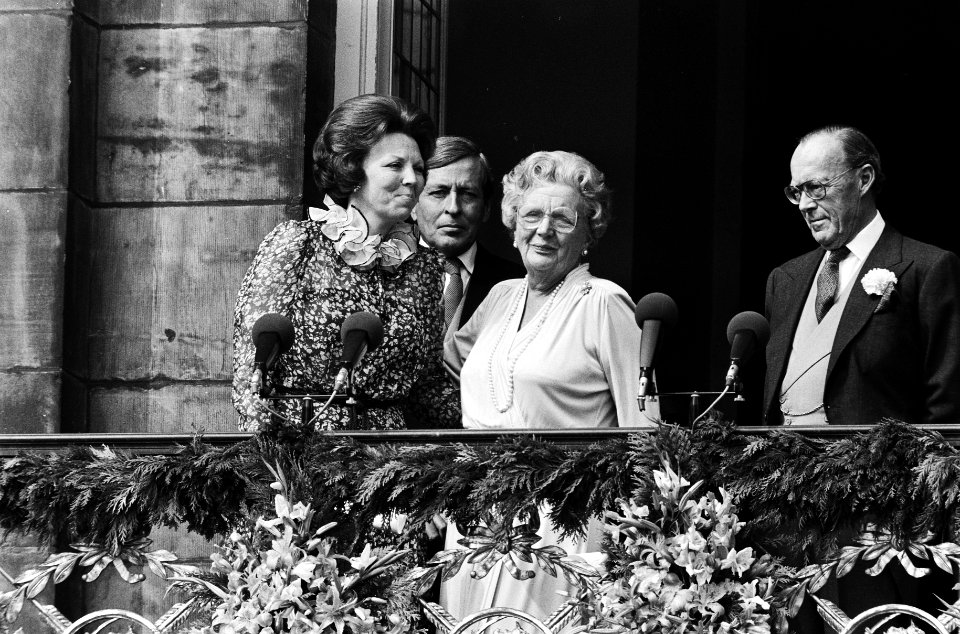 Troonswisseling 30 april , na abdicatie verschenen Beatrix en Juliana op het bal, Bestanddeelnr 930-8006