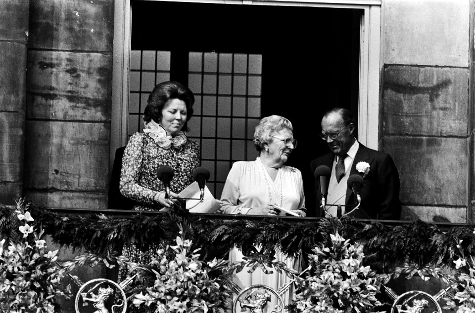 Troonswisseling 30 april , na abdicatie verschenen Beatrix en Juliana op balkon , Bestanddeelnr 930-8009
