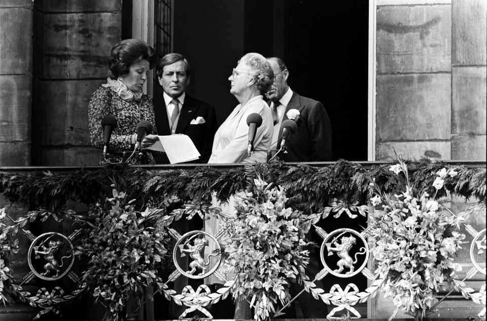 Troonswisseling 30 april , na abdicatie verschenen Beatrix en Juliana op balkon , Bestanddeelnr 930-8011