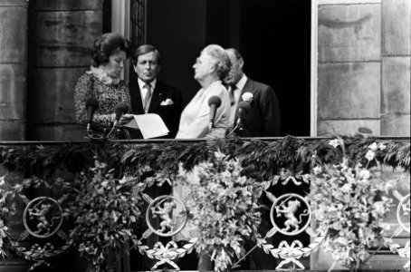 Troonswisseling 30 april , na abdicatie verschenen Beatrix en Juliana op balkon , Bestanddeelnr 930-8011