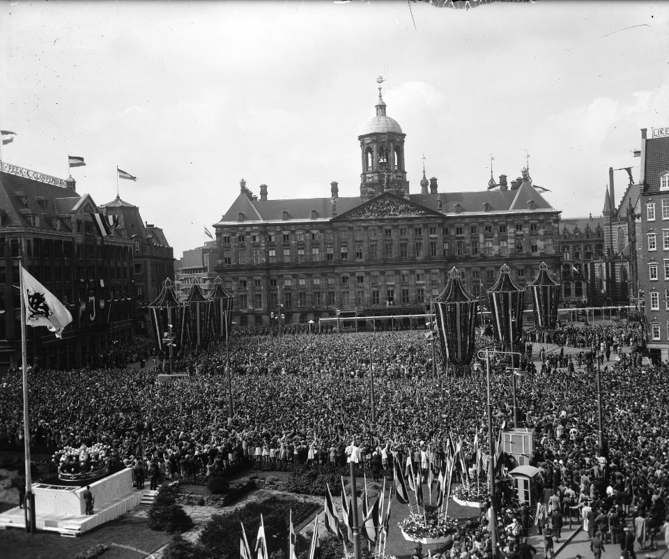 Troonsafstand koningin Wilhelmina Damoverzicht tijdens de balkonscene, Bestanddeelnr 900-0138