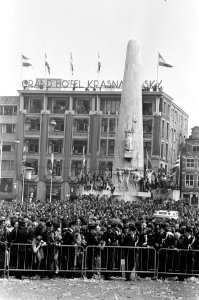 Troonswisseling 30 april, overzichten van de Dam (richting Monument), Bestanddeelnr 930-7995