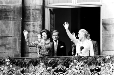 Troonswisseling 30 april , na abdicatie verschenen Beatrix en Juliana op balkon , Bestanddeelnr 930-8005