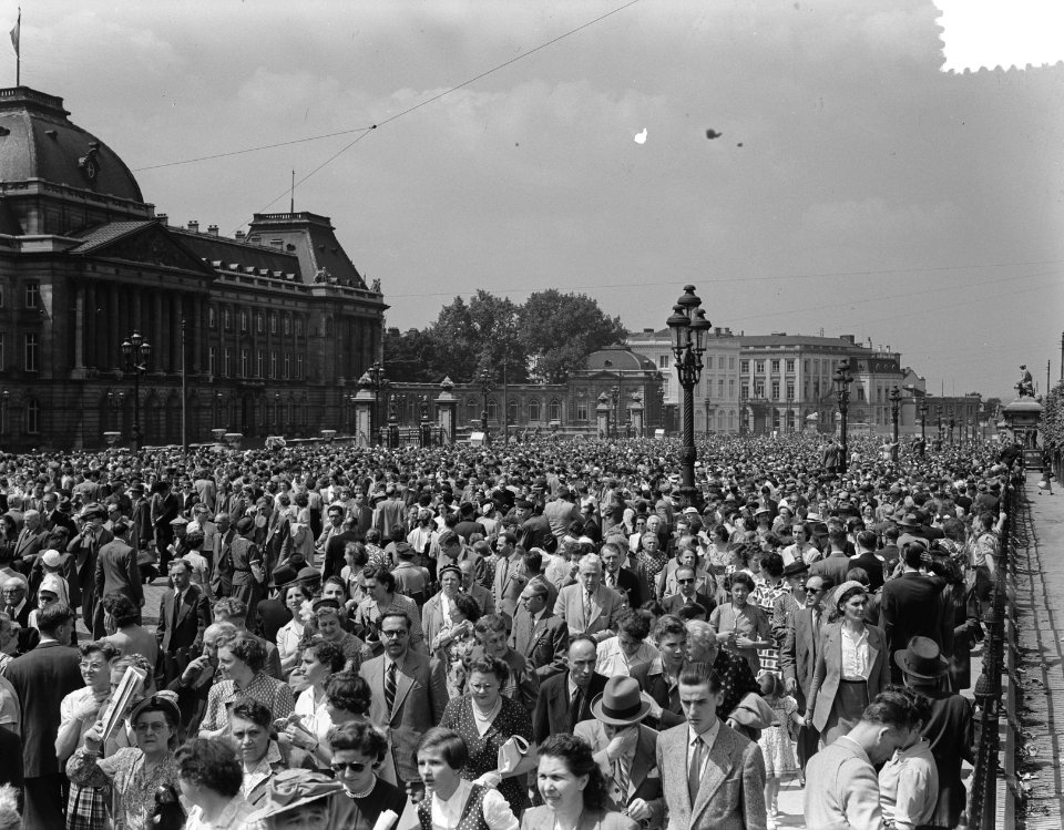 Troonopvolging door Koning Boudewijn Belgie. Publiek bij paleis, Bestanddeelnr 904-6903
