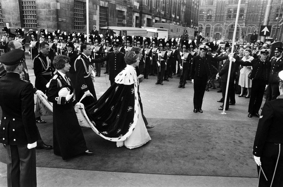 Troonswisseling 30 april , Koningin Beatrix en Prins Claus lopen onder pergola n, Bestanddeelnr 930-8018