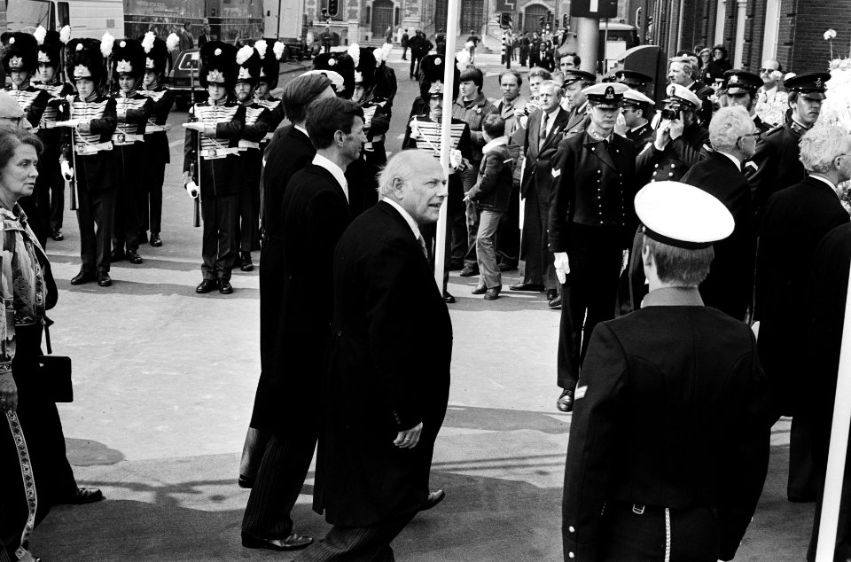 Troonswisseling 30 april , ministers, staatssecretarissen en Kamerleden naar de , Bestanddeelnr 930-8026