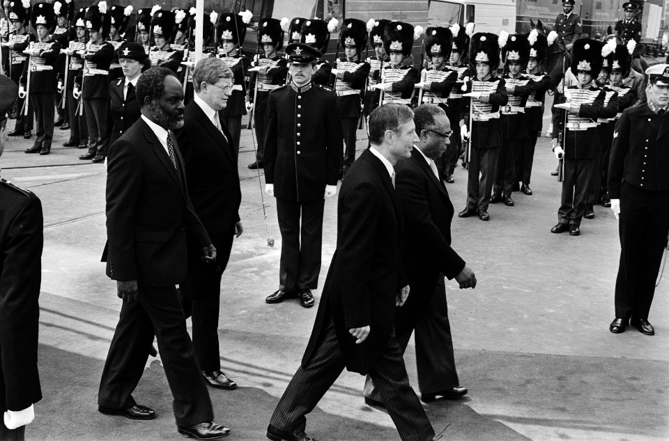 Troonswisseling 30 april , ministers, staatssecretarissen en Kamerleden naar de , Bestanddeelnr 930-8022