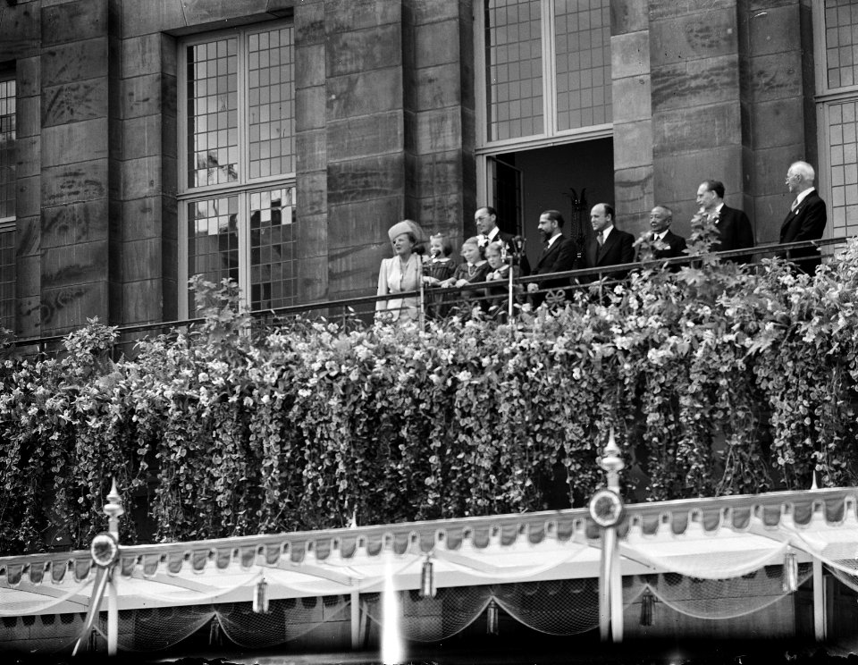Troonsafstand koningin Wilhelmina. Balkonscene. De nieuwe koningin met haar gezi, Bestanddeelnr 900-0144