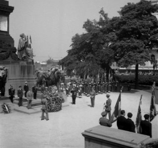 Troonopvolging door Koning Boudewijn Belgie. Kranslegging, Bestanddeelnr 904-6889