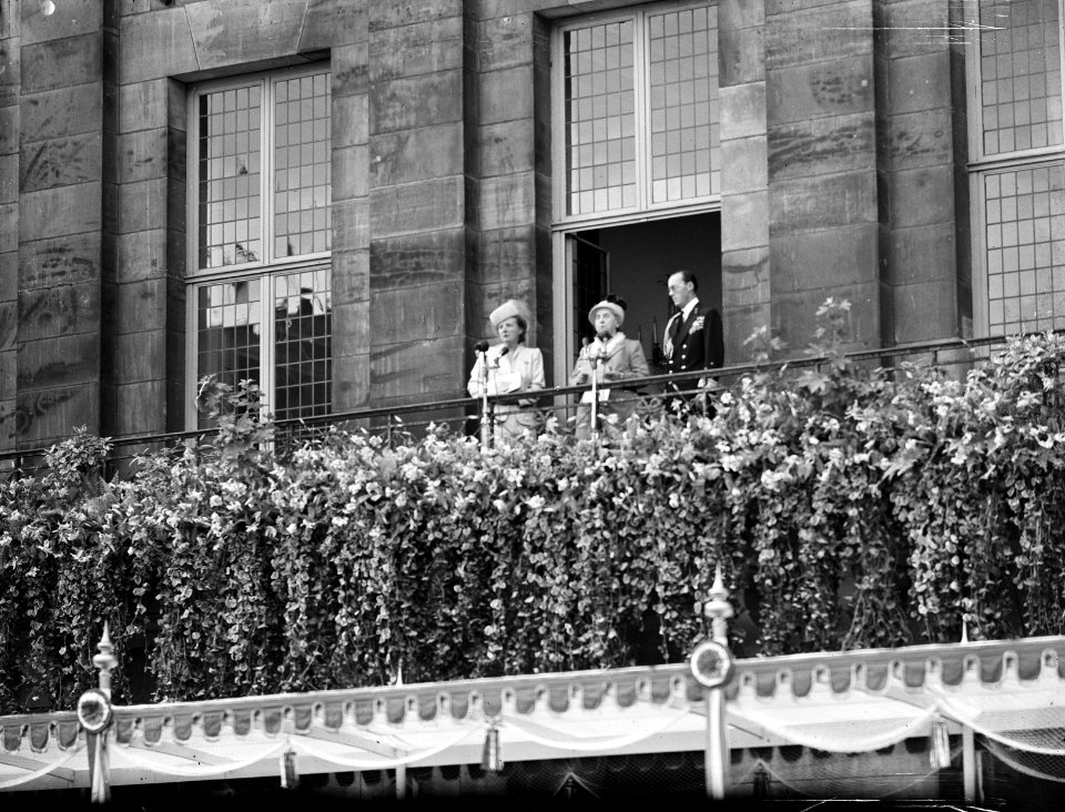 Troonsafstand koningin Wilhelmina Balkonscene Prinses Wilhelmina deelt aan de , Bestanddeelnr 900-0142