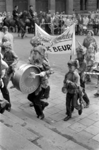 Trommelen op de beurs, groepen trommelaars stromen de beurs in, Bestanddeelnr 911-6234