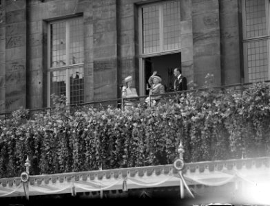 Troonsafstand koningin Wilhelmina BalkonsceneLeve onze koningin Prinses Wil, Bestanddeelnr 900-0141