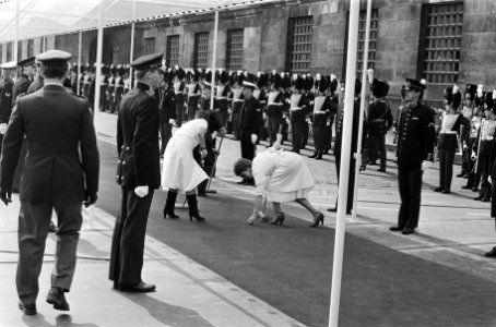 Troonswisseling 30 april , Koningin Beatrix en Pr. Claus lopen onder pergola naa, Bestanddeelnr 930-8019