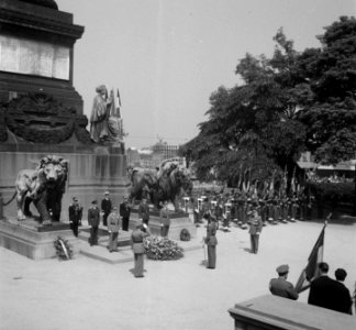 Troonopvolging door Koning Boudewijn Belgie. Kranslegging, Bestanddeelnr 904-6898