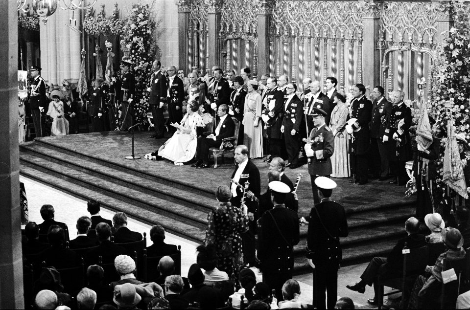 Troonswisseling 30 april , inhuldiging in Nieuwe Kerk Koningin Beatrix tijdens, Bestanddeelnr 930-8059