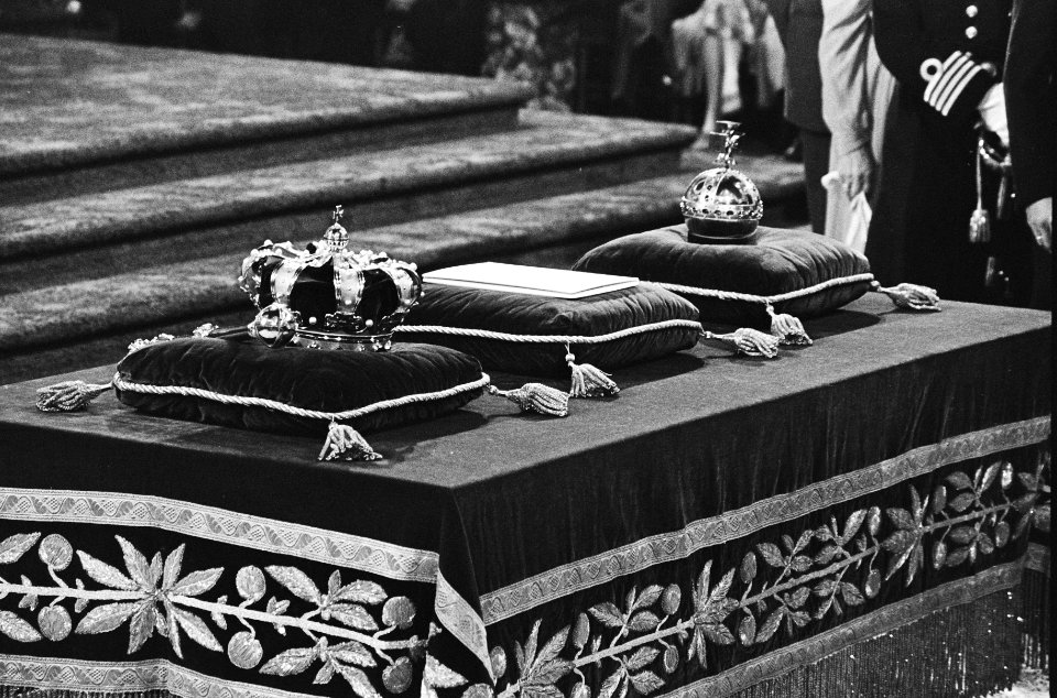 Troonswisseling 30 april , inhuldiging in Nieuwe Kerk close up credens tafel, Bestanddeelnr 930-8057