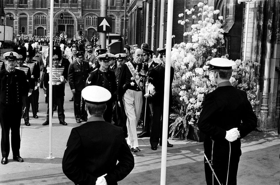 Troonswisseling 30 april , naar de Nieuwe Kerk nr. 12 , 13 divers Kamerleden , Bestanddeelnr 930-8024