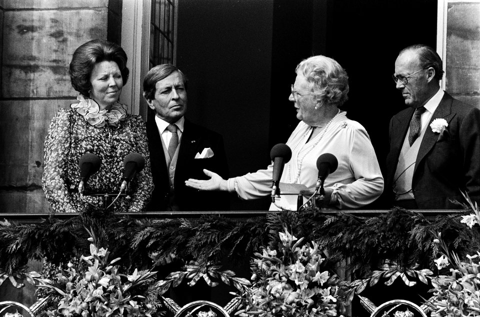 Troonswisseling 30 april , na abdicatie verschenen Beatrix en Juliana op balkon , Bestanddeelnr 930-8012