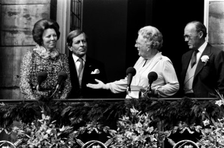 Troonswisseling 30 april , na abdicatie verschenen Beatrix en Juliana op balkon , Bestanddeelnr 930-8012