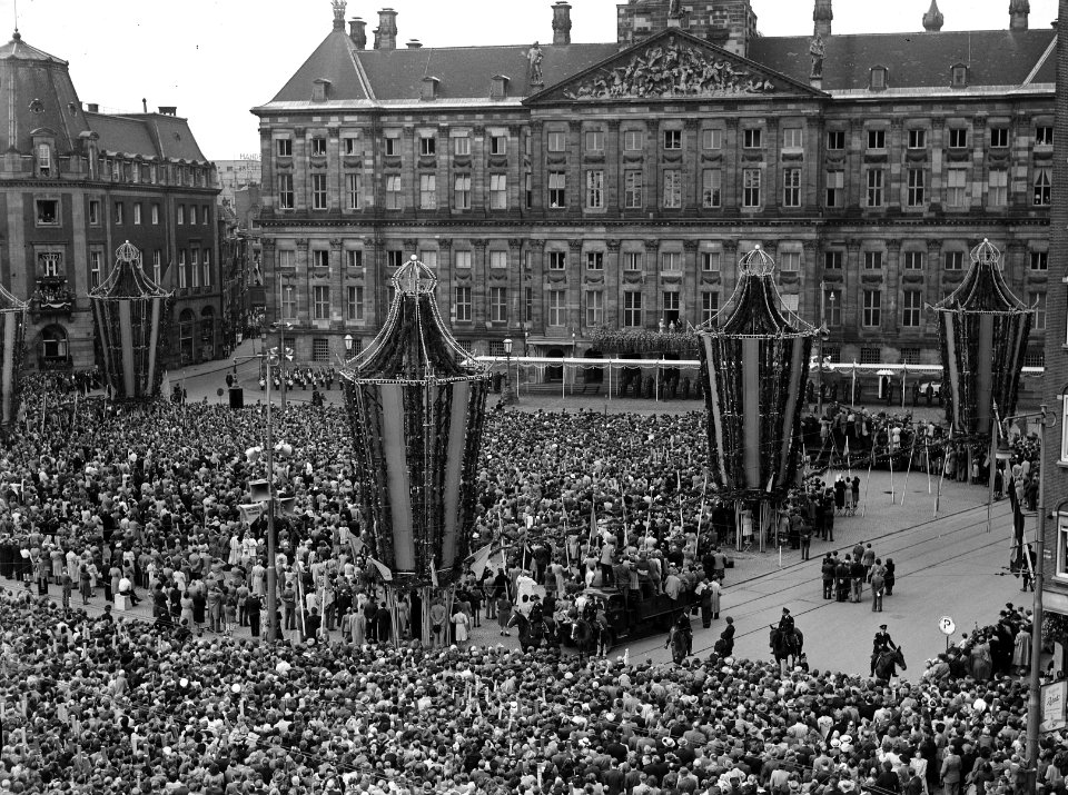 Troonsafstand koningin Wilhelmina Damoverzicht tijdens de balkonscene, Bestanddeelnr 900-0135