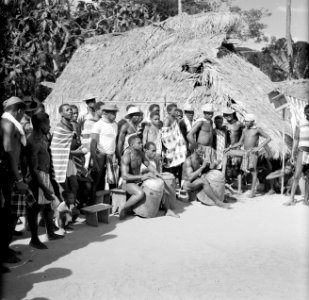 Trommelaars in het boslandcreooldorp Moengotapoe, Bestanddeelnr 252-4544