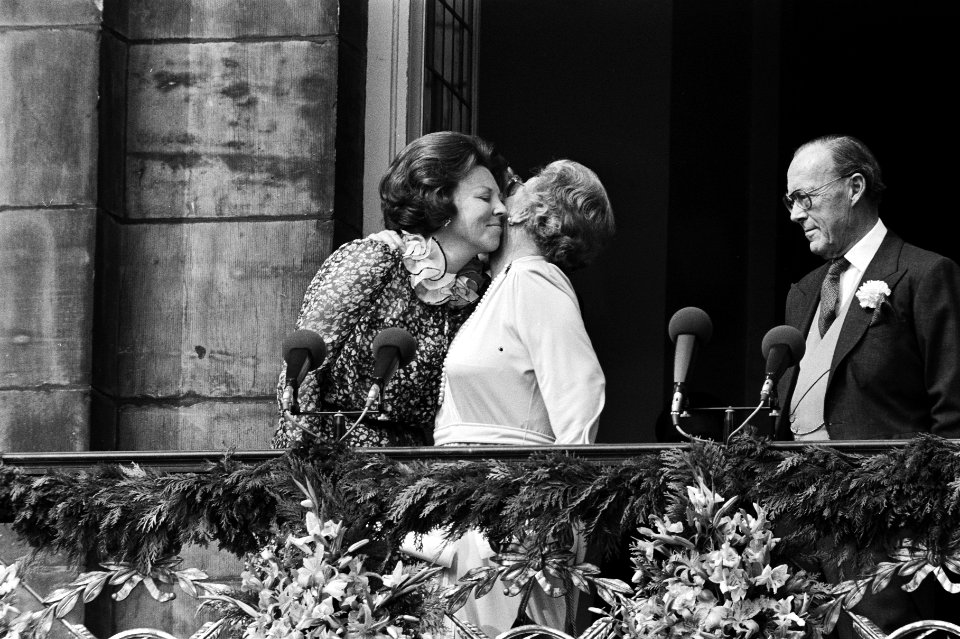 Troonswisseling 30 april , na abdicatie verschenen Beatrix en Pr. Juliana op bal, Bestanddeelnr 930-8002