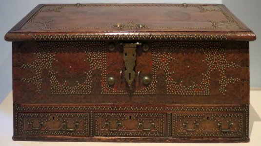 Trunk from Tanzania (Zanzibar), late 19th-early 20th century photo