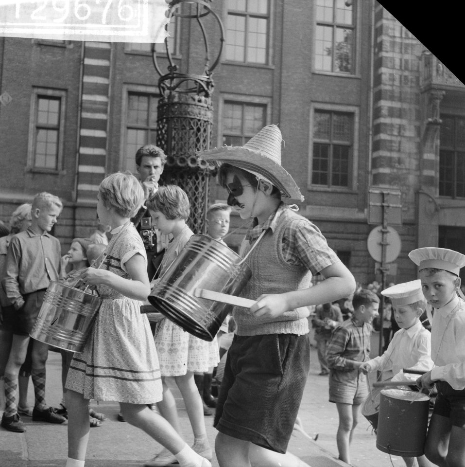 Trommelen op de Beurs. Kinderen in vreemde kledij om zoveel mogelijk lawaai te m, Bestanddeelnr 912-9676
