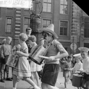 Trommelen op de Beurs. Kinderen in vreemde kledij om zoveel mogelijk lawaai te m, Bestanddeelnr 912-9676