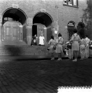 Trommelen op de Beurs. Historisch tafereel met Stedemaagd, Bestanddeelnr 908-0475