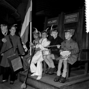 Trommelen in de Beurs. Trommelen op groenteblikken, Bestanddeelnr 908-0479