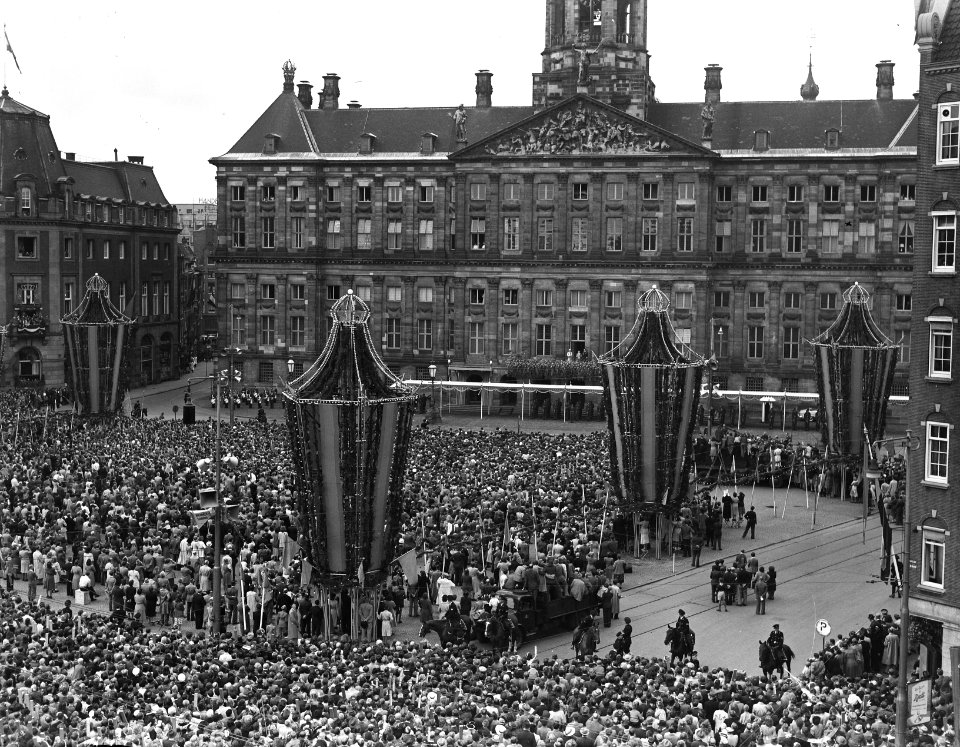 Troonsafstand koningin Wilhelmina Damoverzicht tijdens de balkonscene, Bestanddeelnr 900-0136