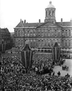 Troonsafstand koningin Wilhelmina Damoverzicht tijdens de balkonscene, Bestanddeelnr 900-0137