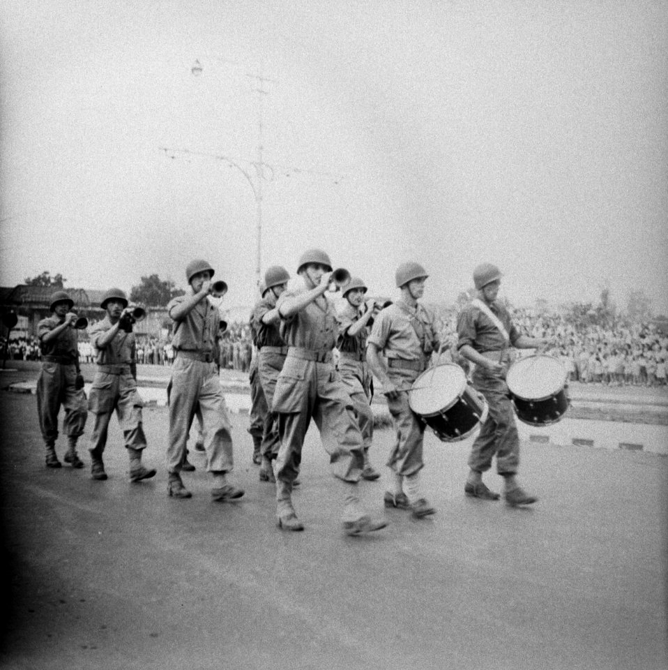 Trompetters en tamboers, Bestanddeelnr 11120
