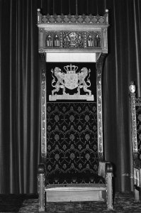 Troon in de Ridderzaal in Den Haag, voorzien van een B ter gelegenheid van de , Bestanddeelnr 931-0116