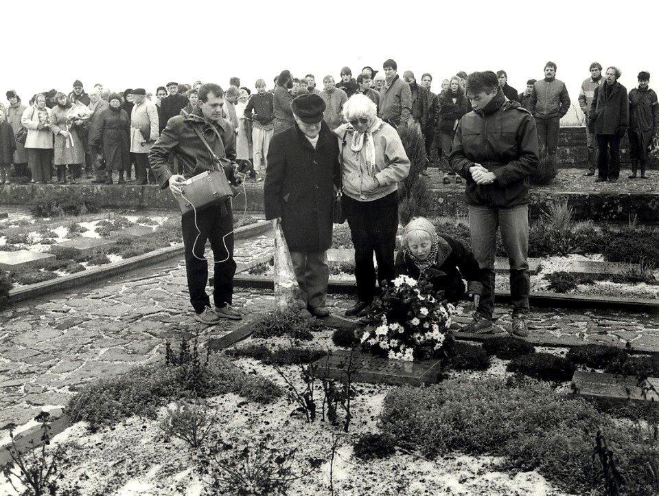 Truus Menger-Oversteegen (licht gekleurd jasje) en Dhr. J. Heusdens (met pet) (beiden zaten in dezelfde verzetsgroep als Hannie Schaft), bij de herdenking van verzetsvrouw Hannie Schaft. Aan, NL-HlmNHA 1478 25900 K 38