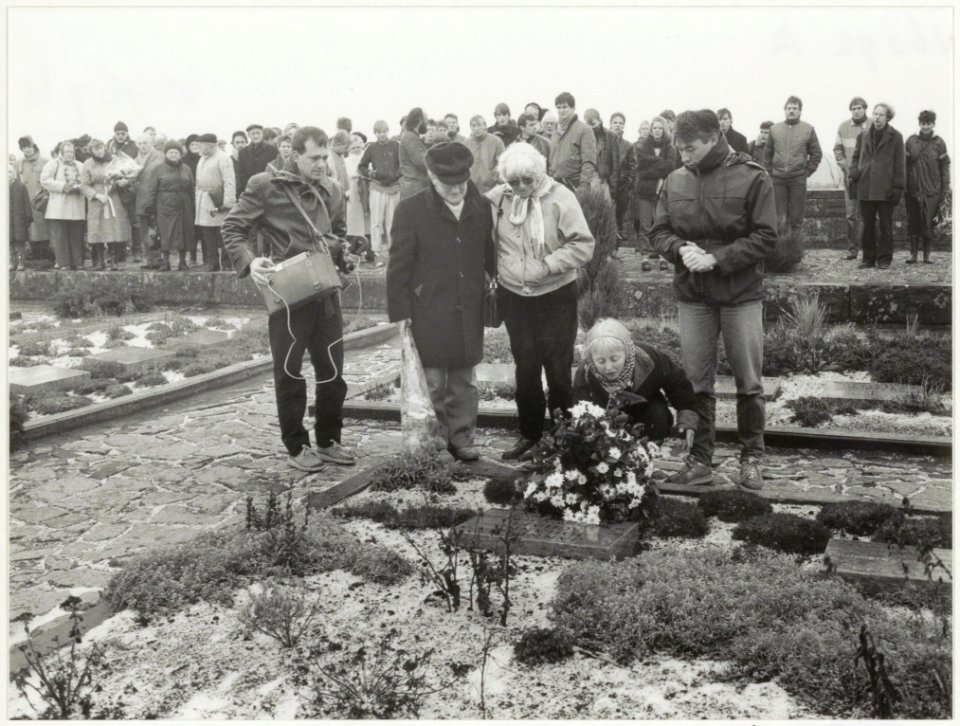 Truus Menger ( licht gekleurde jas) en Dhr. J. Heusdens ( met pet ) die beiden in dezelfde verzetgroep zaten als Hannie Schaft, bij haar herdenking. NL-HlmNHA 54002631