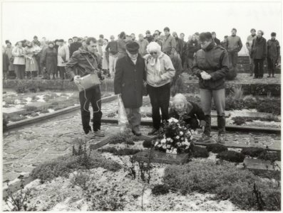 Truus Menger ( licht gekleurde jas) en Dhr. J. Heusdens ( met pet ) die beiden in dezelfde verzetgroep zaten als Hannie Schaft, bij haar herdenking. NL-HlmNHA 54002631