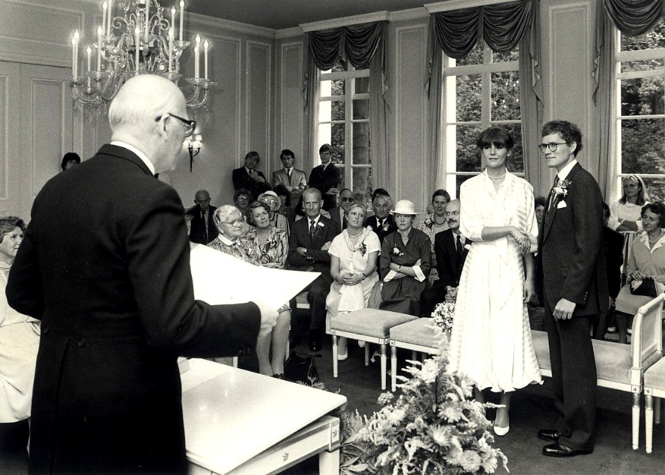Trouwerij in het Gemeentehuis van Bloemendaal. Geschonken in 1986 door United Photos de Boer bv. Identificatienummer 54-015743