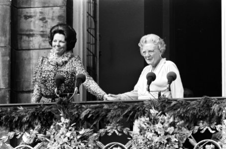 Troonswisseling 30 april na abdicatie verschenen Beatrix en Juliana op balkon va, Bestanddeelnr 930-8013