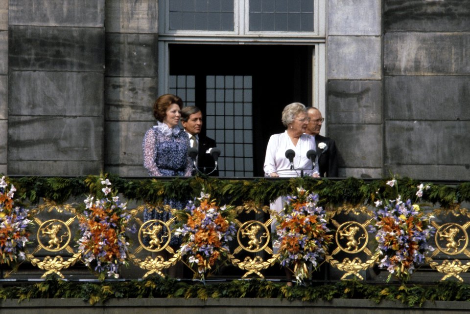 Troonswisseling 30 april na abdicatie verschenen Koningin beatrix en Prinses J, Bestanddeelnr 253-8186
