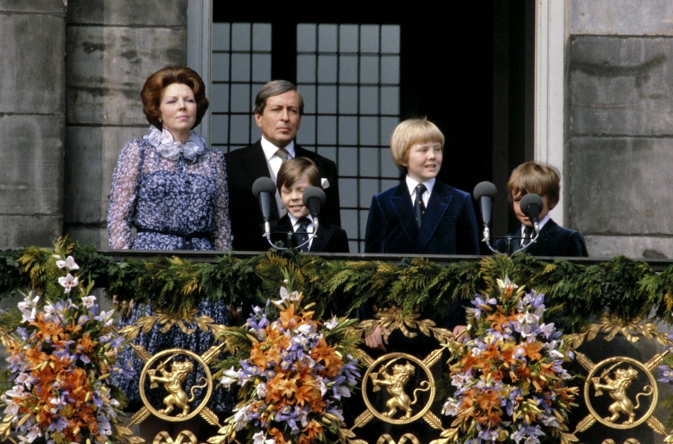 Troonswisseling 30 april na abdicatie verschenen Koningin beatrix en Prinses J, Bestanddeelnr 253-8189