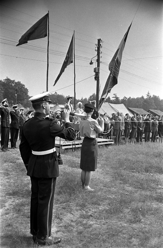 Trompetter tijdens een plechtigheid in het tentenkamp, Bestanddeelnr 920-4920