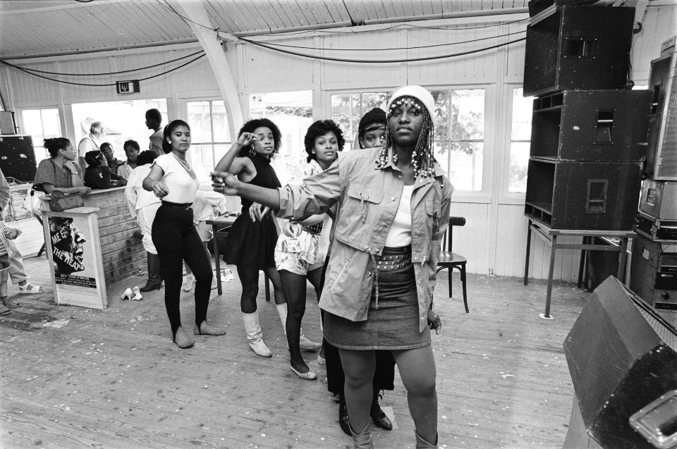 Tropical carnaval in Amsterdam van start dansgroepje in actie, Bestanddeelnr 933-0449