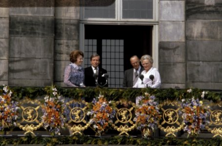 Troonswisseling 30 april balkon Paleis v.l.n.r. Koningin Beatrix , Prins Clau, Bestanddeelnr 253-8410