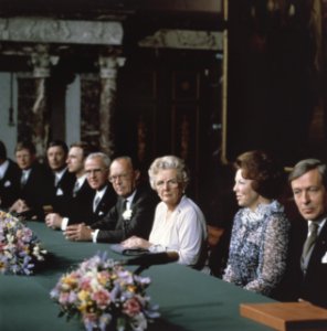 Troonswisseling 30 april tekenen abdicatie in Paleis op de Dam, Bestanddeelnr 253-8409