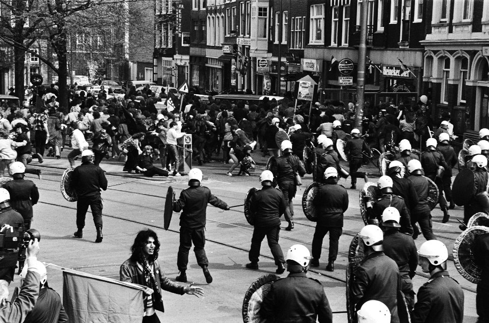 Troonswisseling 30 april , rellen tijdens Troonswisseling Mobiele Eenheid in act, Bestanddeelnr 930-8084