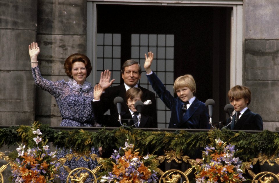 Troonswisseling 30 april balkon Paleis zwaaiende Koningin Beatrix en Prins Cl, Bestanddeelnr 253-8413