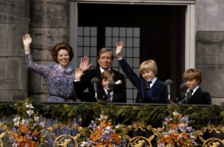 Troonswisseling 30 april balkon Paleis zwaaiende Koningin Beatrix en Prins Cl, Bestanddeelnr 253-8413
