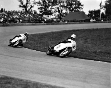 TT te Assen De 500cc klasse John Hartle (op kop), daarachter Phil Read, Bestanddeelnr 915-3145